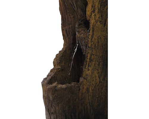 Vue détaillée d''une fontaine décorative avec cascade