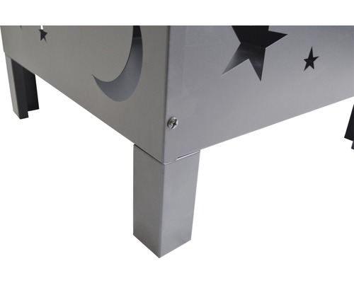 Detailansicht eines Feuerkorbs mit Mond- und Sternmotiven