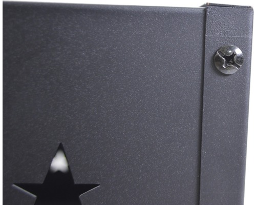 Detailansicht einer Metalllaterne mit Sternausschnitt und Schraube