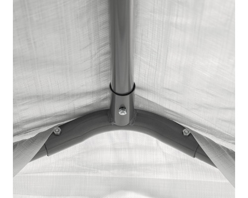 Vue détaillée de l''armature métallique d''une tente avec bâche
