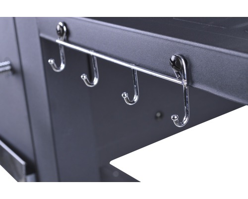 Vue détaillée d''une station de grill avec barre à crochets pour ranger les accessoires de grill