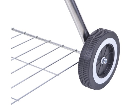 Gros plan d''un chariot de barbecue avec une roue et une étagère en fil métallique.