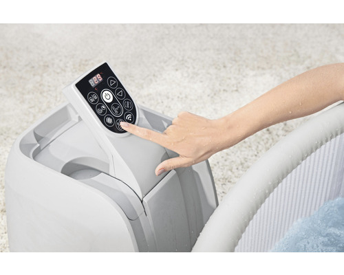 Bedienfeld eines Whirlpools mit Finger auf einer Taste