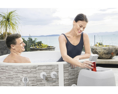 Szene mit zwei Personen in einem Outdoor Whirlpool mit Getränkehalter
