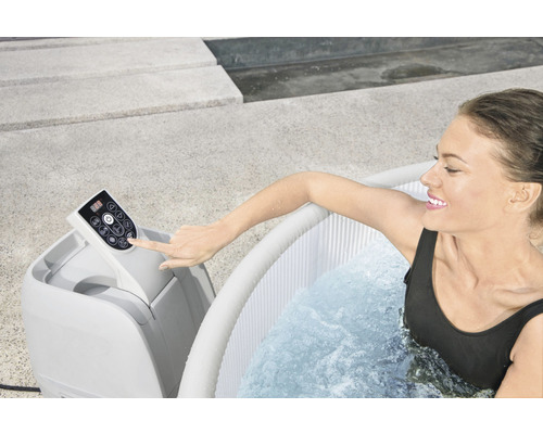 Frau bedient Bedienfeld eines aufblasbaren Whirlpools