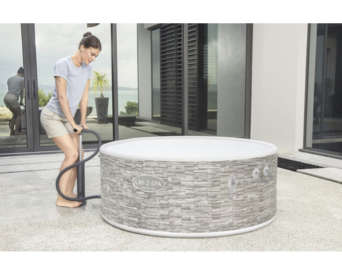 Aufblasbarer Lay-Z-Spa Whirlpool mit Pumpe im Aussenbereich