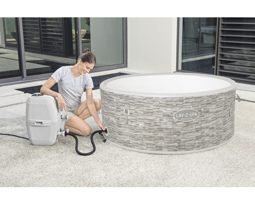 Lay-Z-Spa Vancouver aufblasbarer Whirlpool mit Pumpe und Frau