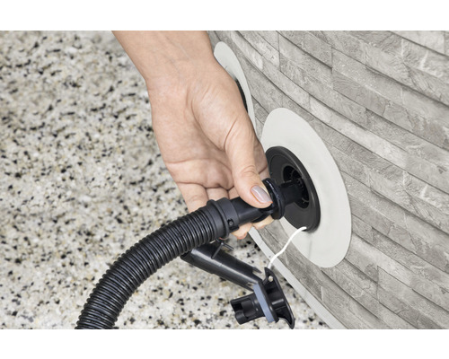 Person schliesst eine Pumpe an einen Pool an