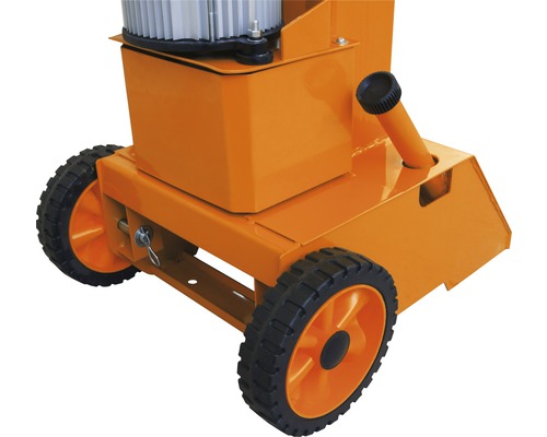 Detailaufnahme von einem orangefarbenen Baugerät mit Rädern für den Transport.