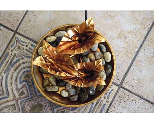 Fontaine d''intérieur décorative avec feuilles dorées et galets dans un bol