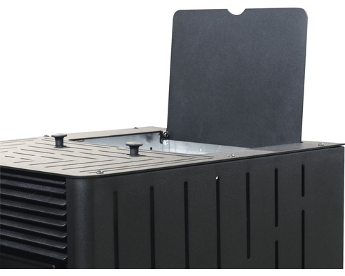 Vue détaillée d''un barbecue à charbon de bois avec couvercle ouvert