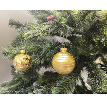 Sapin de Noël décoré avec des boules de Noël dorées