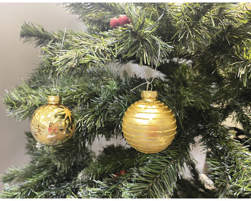 Sapin de Noël décoré avec des boules de Noël dorées