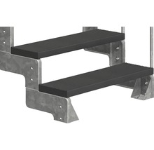 Detailansicht einer zweistufigen Treppe mit Metallrahmen und Trittstufen mit Rippenstruktur