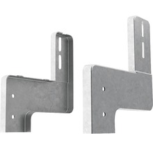 Detailansicht von zwei Gerätehaltern aus Metall mit Befestigungslöchern