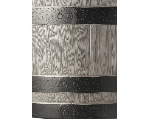 Gros plan d''un pot de fleurs en forme de tonneau avec une structure en bois et des bandes métalliques.