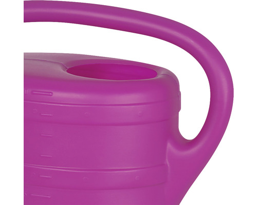 Gros plan d''un arrosoir avec poignée et orifice de remplissage