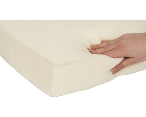 Matelas en mousse avec une main testant la fermeté