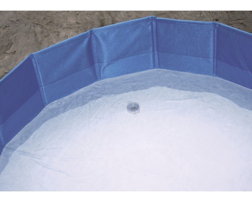 Vue détaillée d''une pataugeoire remplie avec un bord bleu