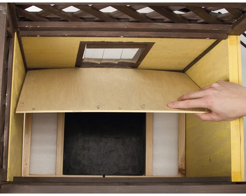 Vue détaillée d''un nichoir avec revêtement en bois et mécanisme d''ouverture.