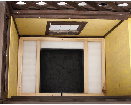 Vue intérieure d''une cabane de jardin avec cadre en bois et isolation