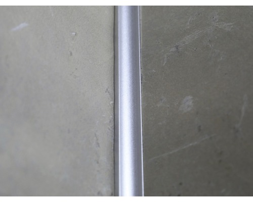 Detailansicht einer Metallschiene zwischen zwei Wänden