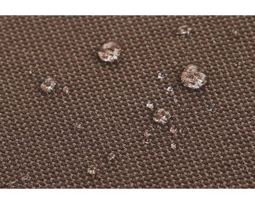 Gros plan sur un tissu hydrofuge avec des gouttes d''eau