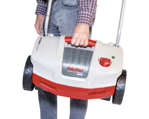 Une personne porte un scarificateur AL-KO.