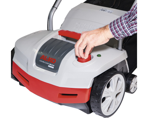 Scarificateur AL-KO avec la main sur le bouton de réglage