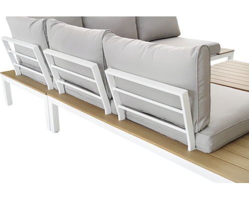 Detailansicht einer Loungegarnitur mit hellen Polstern und einem Tisch mit Holzlamellen