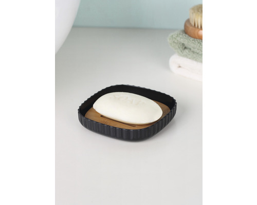 Porte-savon avec savon dans la salle de bain