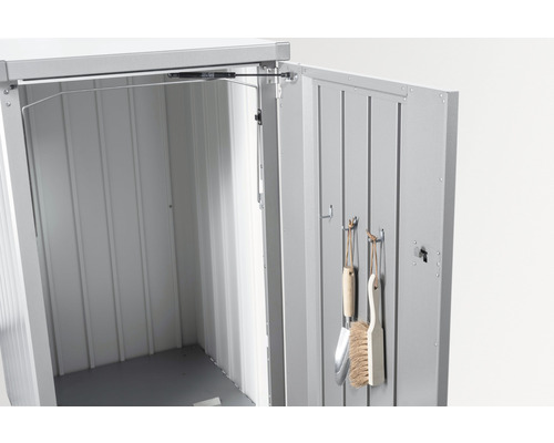 Armoire à outils métallique ouverte avec des outils de jardin à l''intérieur de la porte