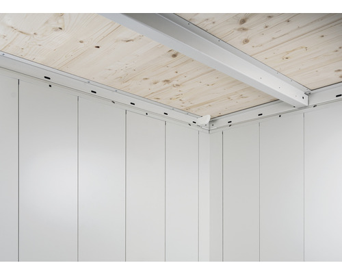 Innenansicht eines Gerätehauses mit Holzdecke und Wandelementen