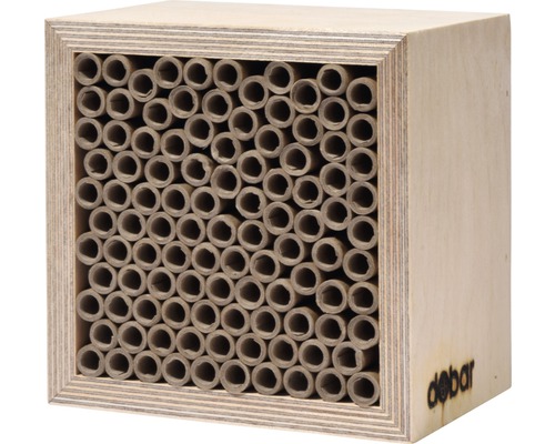 Insektenhotel aus Holz mit Röhren zur Insektenansiedlung