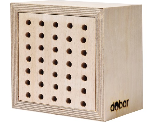 Insektenhotel aus Holz mit Löchern