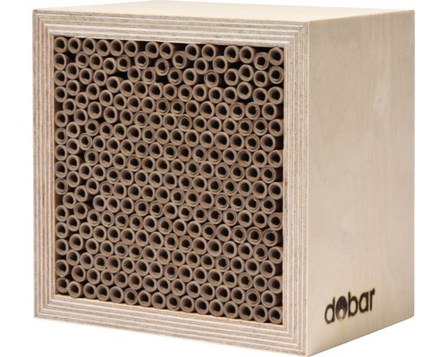 Insektenhotel aus Holz mit Röhren