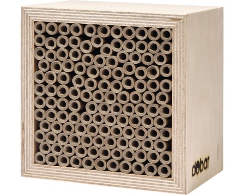 Insektenhotel aus Holz mit Röhren als Nistplätze