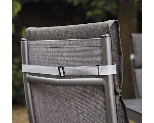 Gros plan du dossier d''une chaise de jardin avec revêtement en tissu et sangle réglable
