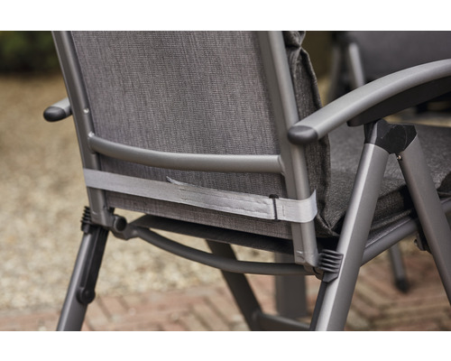 Vue détaillée d''une chaise de jardin avec revêtement textile et structure en aluminium