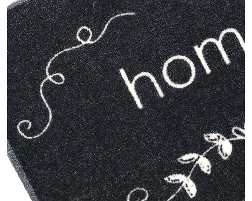 "Detailansicht einer Fußmatte mit dem Schriftzug ""Home""."