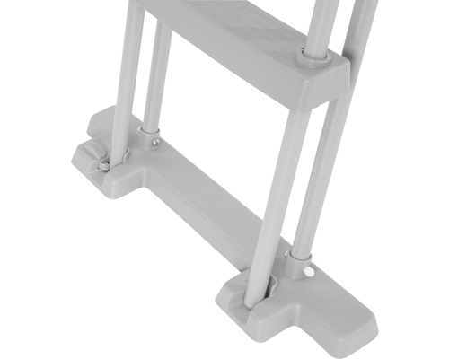 Detailansicht einer grauen Poolleiter