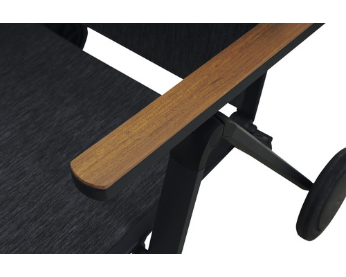 Vue détaillée d''une structure de chaise longue de jardin avec accoudoir en bois.