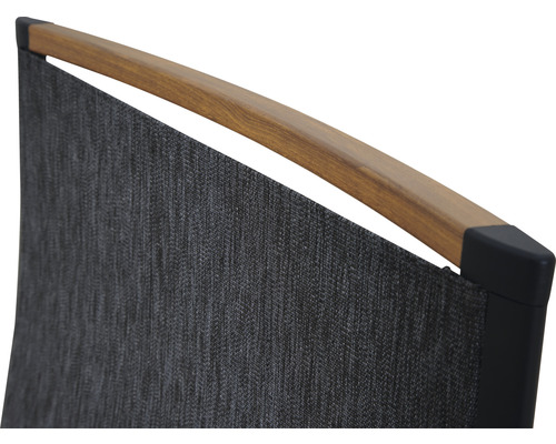 Vue détaillée d''une chaise de jardin avec accoudoir en bois et revêtement textile