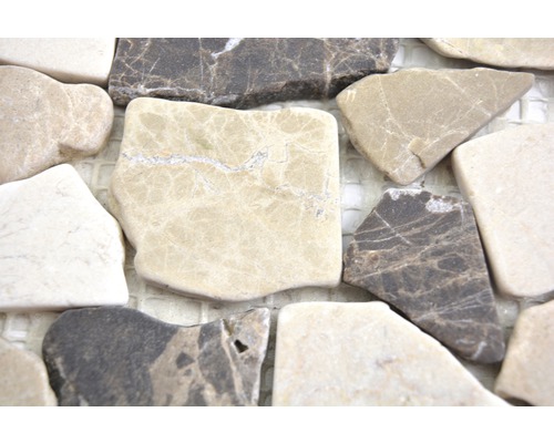 Gros plan sur des carreaux de mosaïque en pierre naturelle