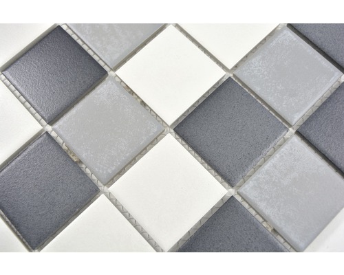Mosaïque de forme carrée dans les tons gris et blanc