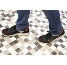 Personne avec des chaussures sur un sol carrelé