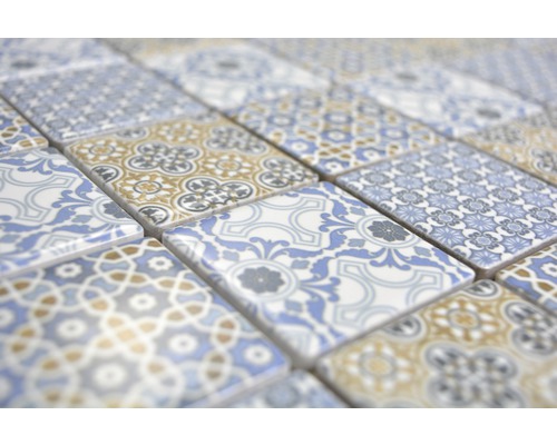 Nahaufnahme von quadratischen Mosaikfliesen mit Mustern