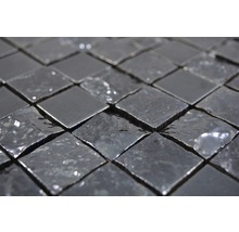 Gros plan de carreaux de mosaïque métalliques carrés.