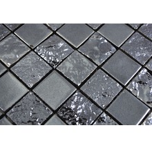 Mosaïque en verre et métal en détail