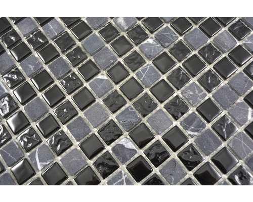 Mosaïque avec des éléments carrés en verre et en pierre